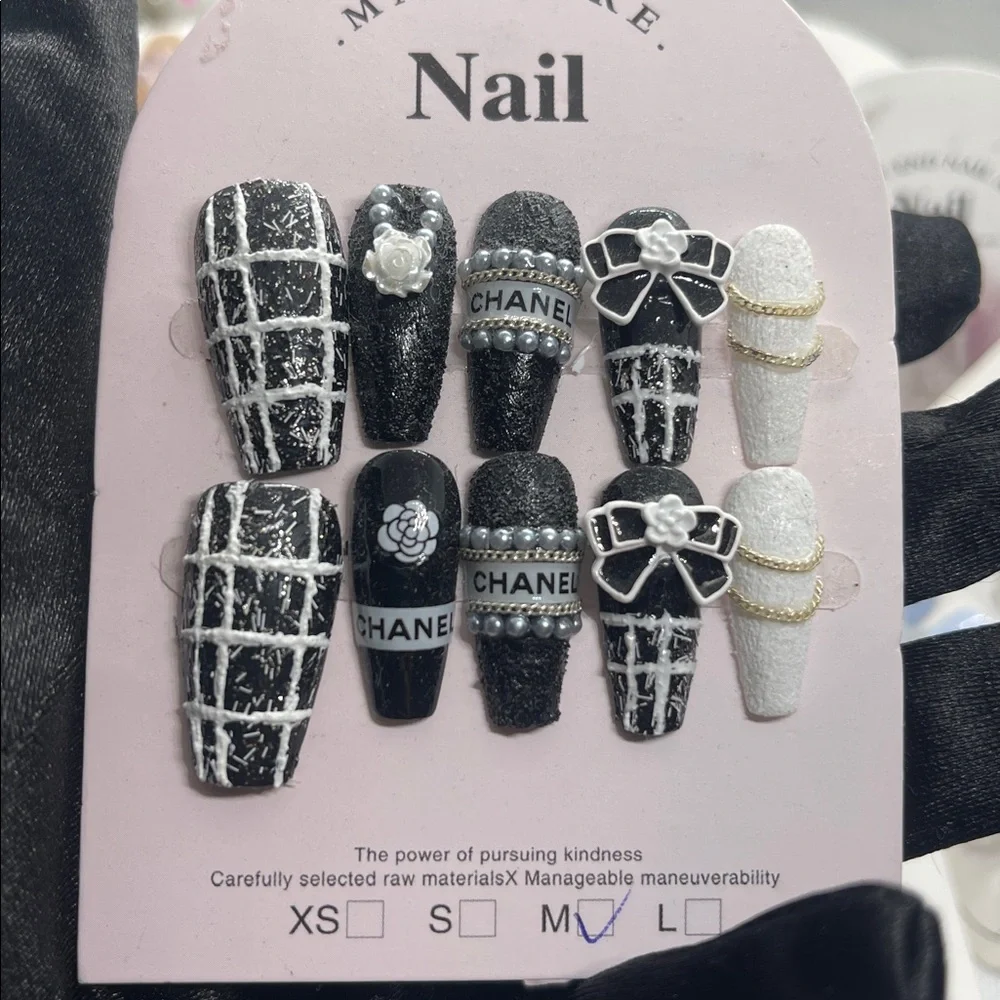 M size Elegant White Floral Nail Art Set